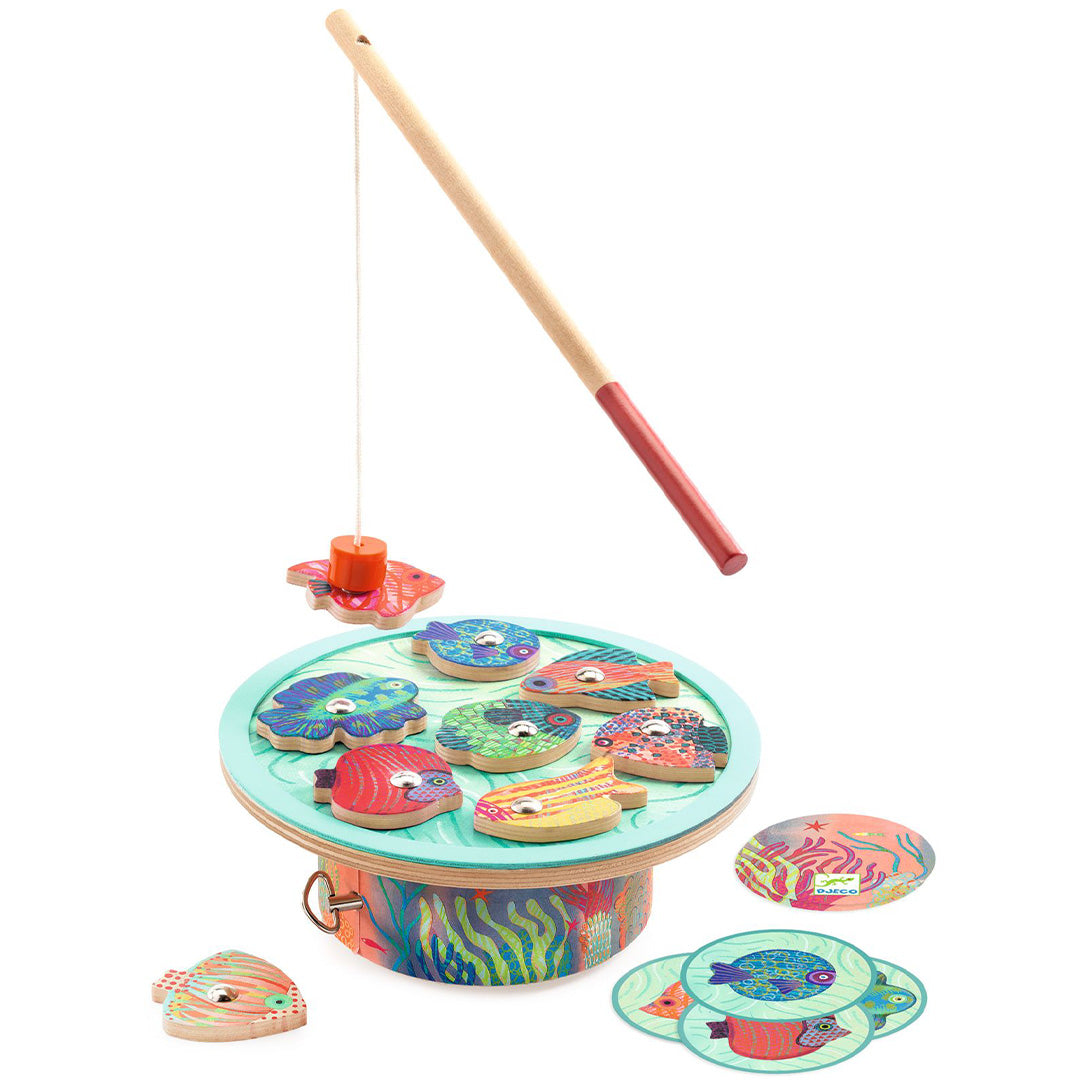 Djeco magnetisch visspel met een hengel, kleurrijke houten tropische vissen en een ronde speelbasis met onderwaterpatroon.