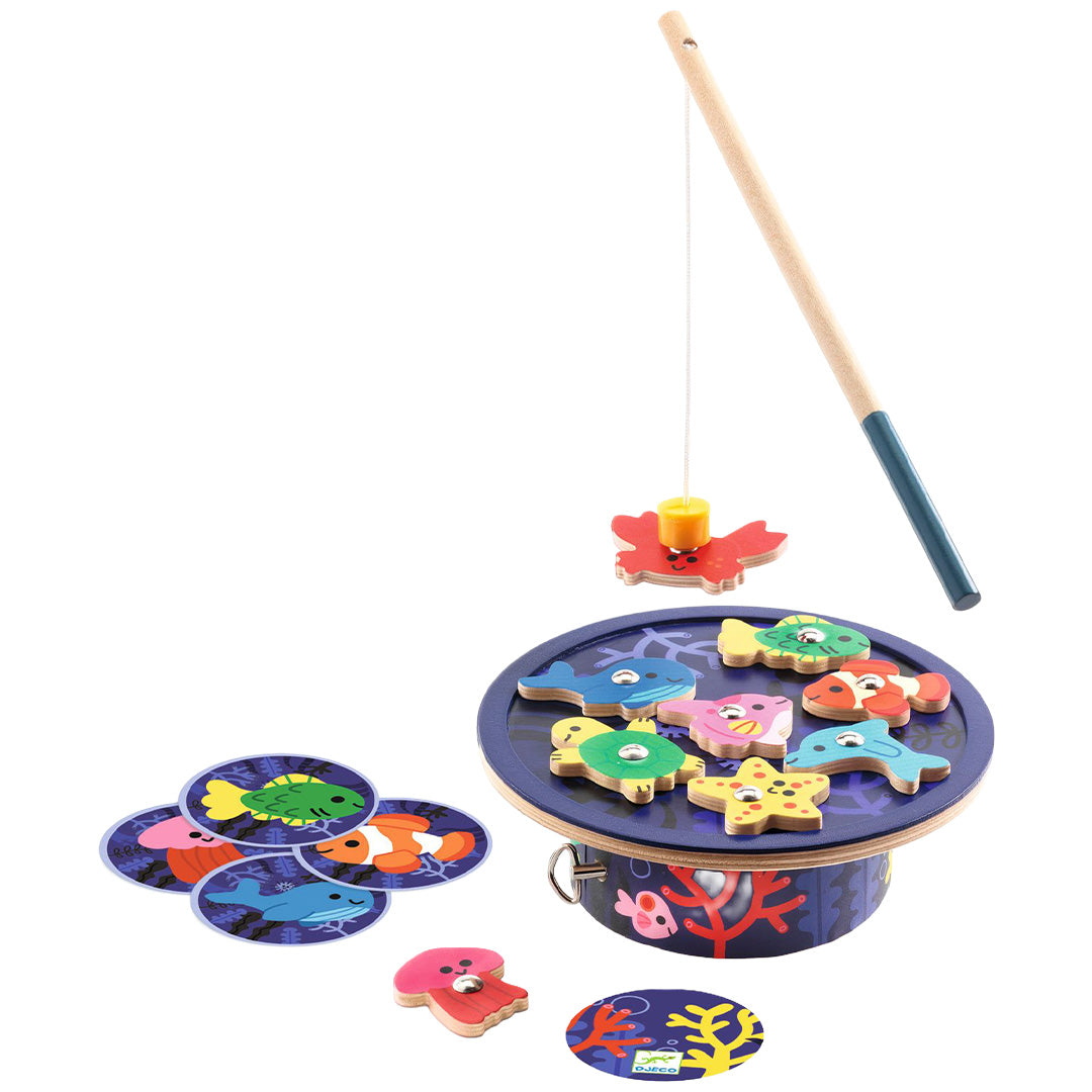 Djeco magnetisch vispel met houten hengel en diverse zeedieren op een blauwe ondergrond met koraalpatroon.