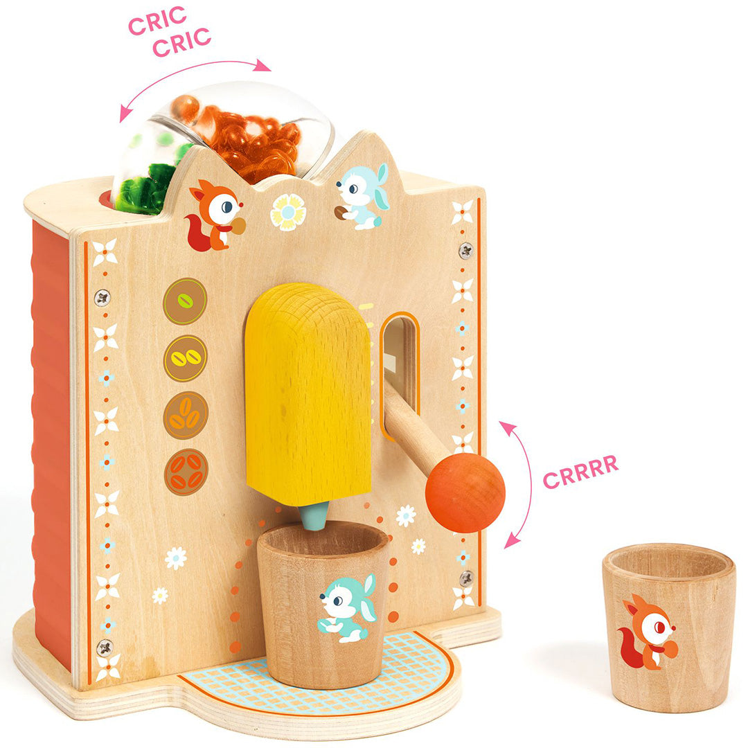 Djeco houten speelgoed koffiezetapparaat met een kopje eronder, een hendel en een doorzichtige houder met oranje bonen.