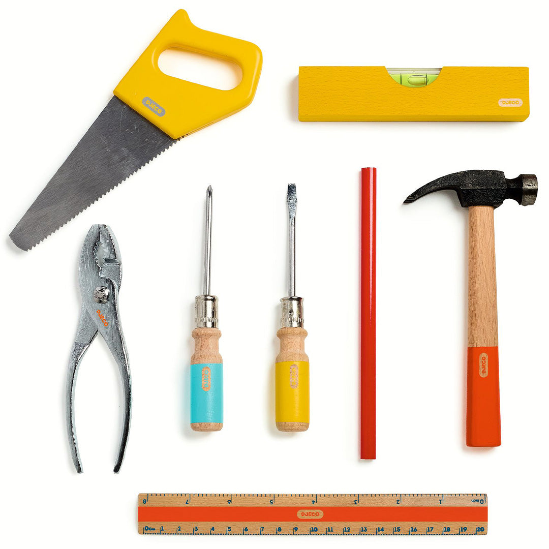 Djeco speelgoedgereedschap set met een zaag, waterpas, hamer, tang, schroevendraaiers en liniaal op een witte achtergrond.