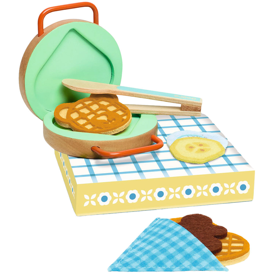 Djeco houten speelgoed wafelijzer set met open wafelijzer, wafel, tang en picknickkleed.