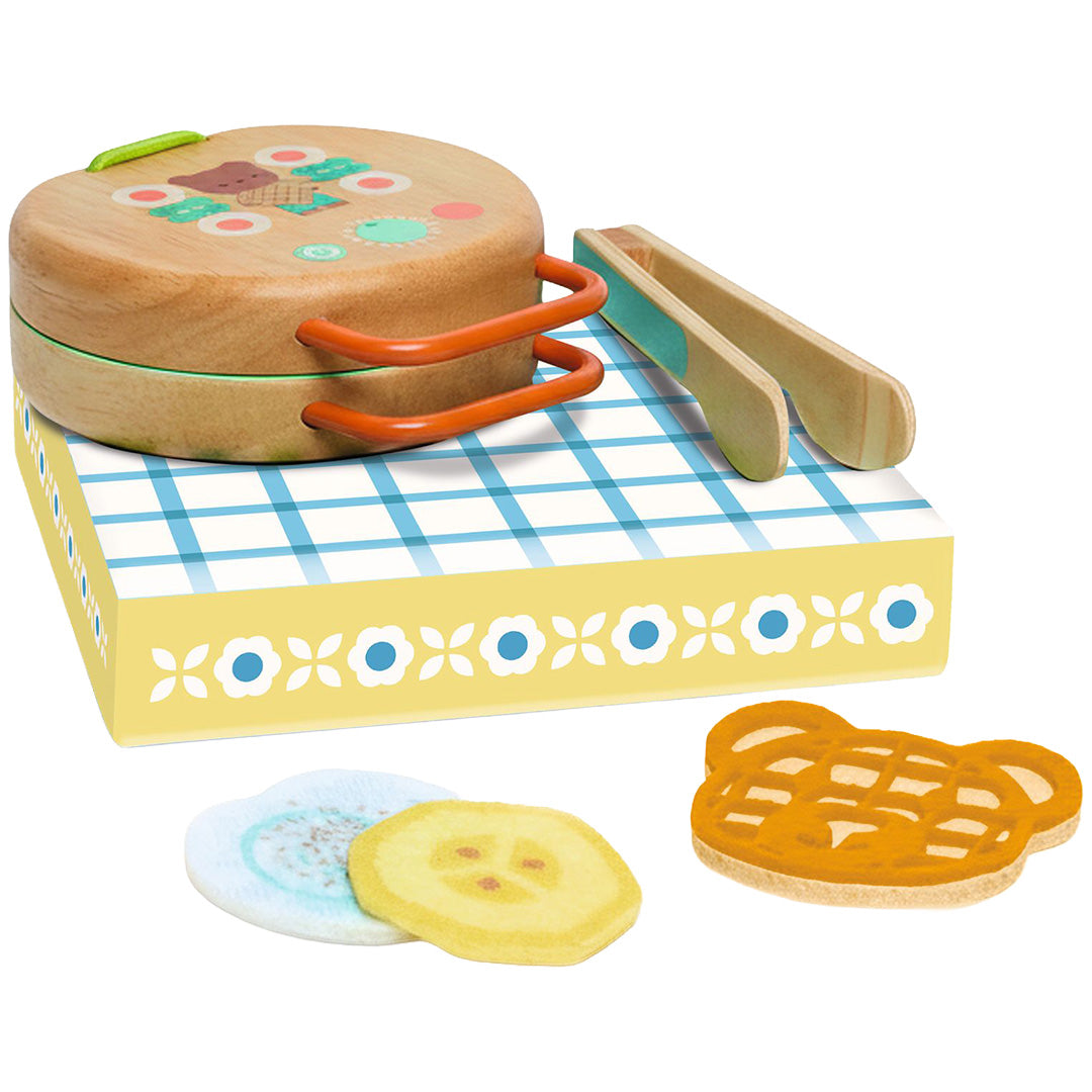 Djeco houten speelgoed wafelijzer set met gesloten wafelijzer, tang, picknickkleed en een beervormige wafel.