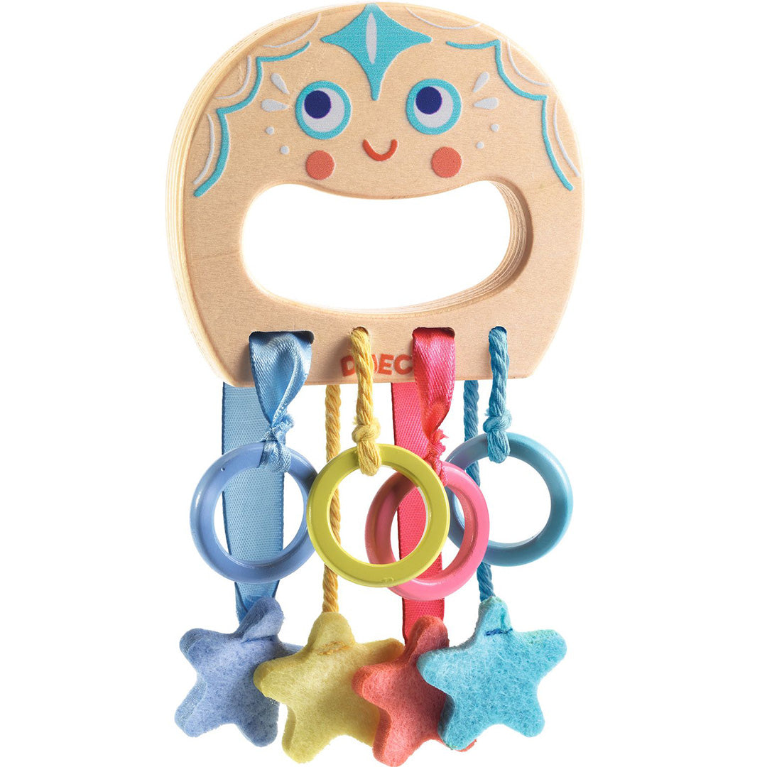 Djeco houten activiteitenring voor baby's met een vrolijk gezichtje en hangende gekleurde ringen en sterren.