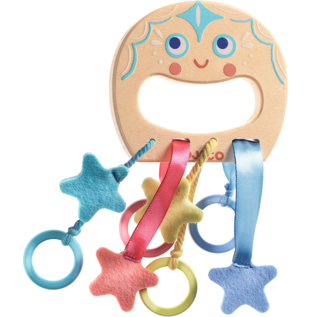 Djeco houten activiteitenring voor baby's met een vrolijk gezichtje en hangende gekleurde ringen en sterren.