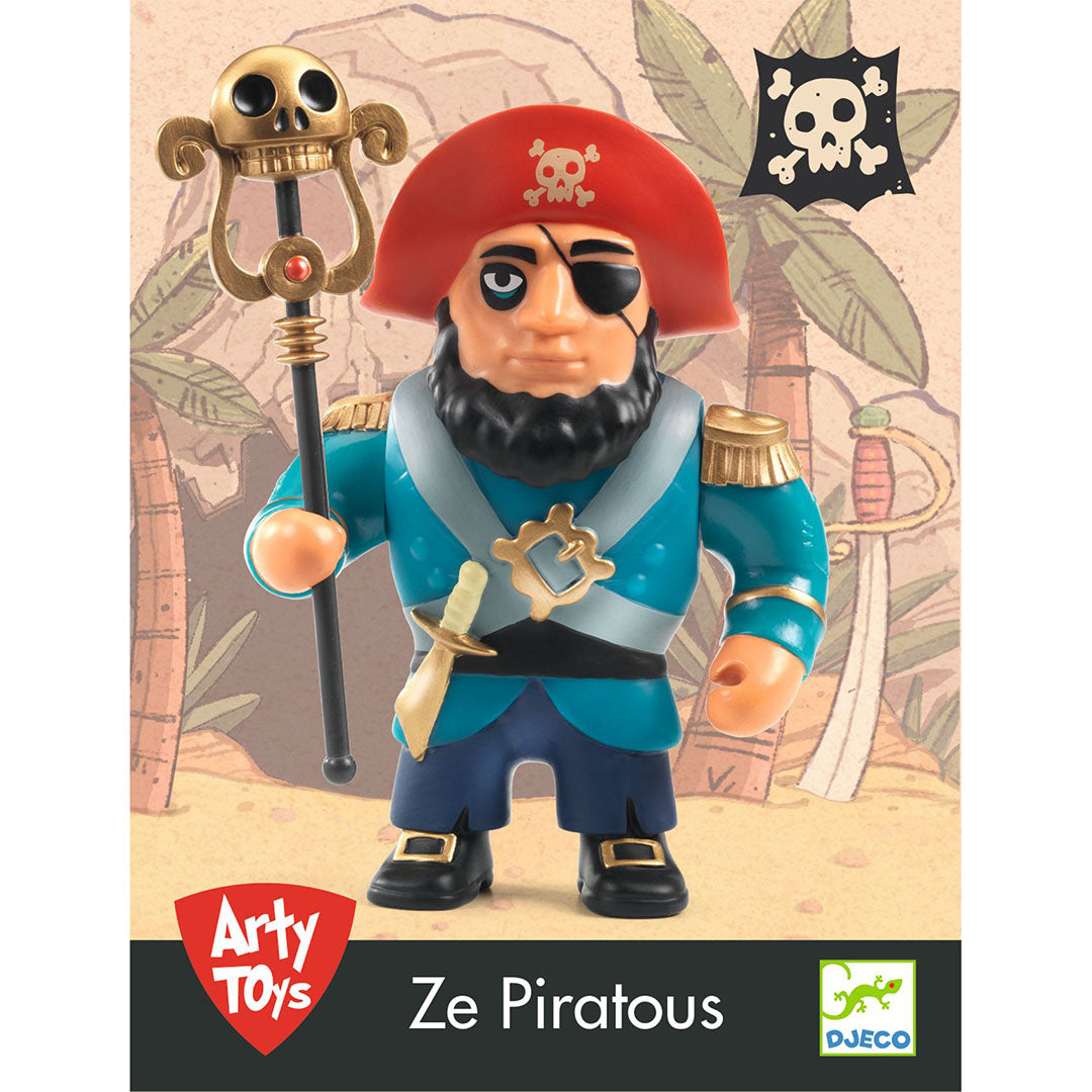Djeco Arty Toys piraten actiefiguur met staf, staand voor een geïllustreerde jungle achtergrond.