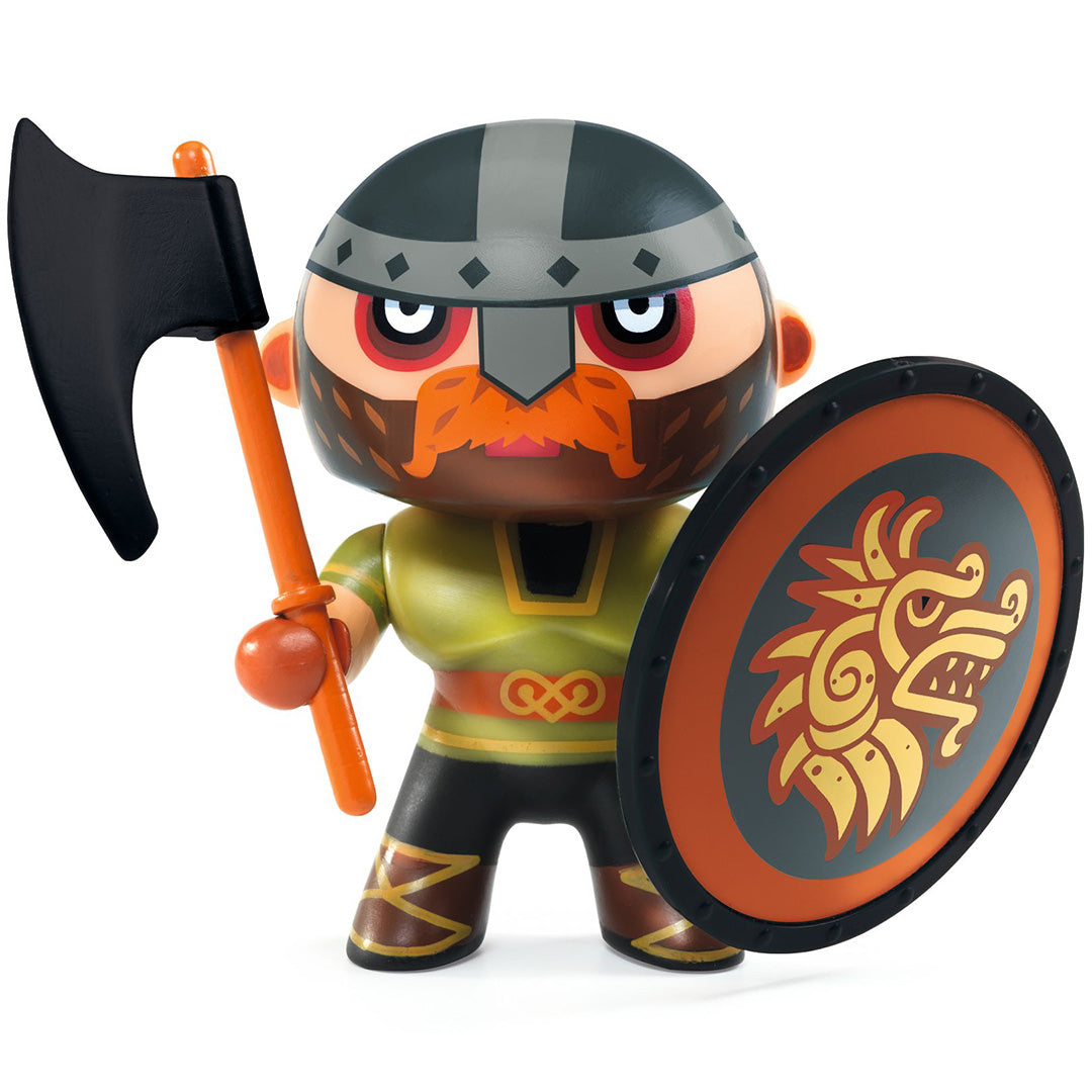 Een Djeco Arty Toys speelgoedfiguur van een barbaar met een bijl en schild.