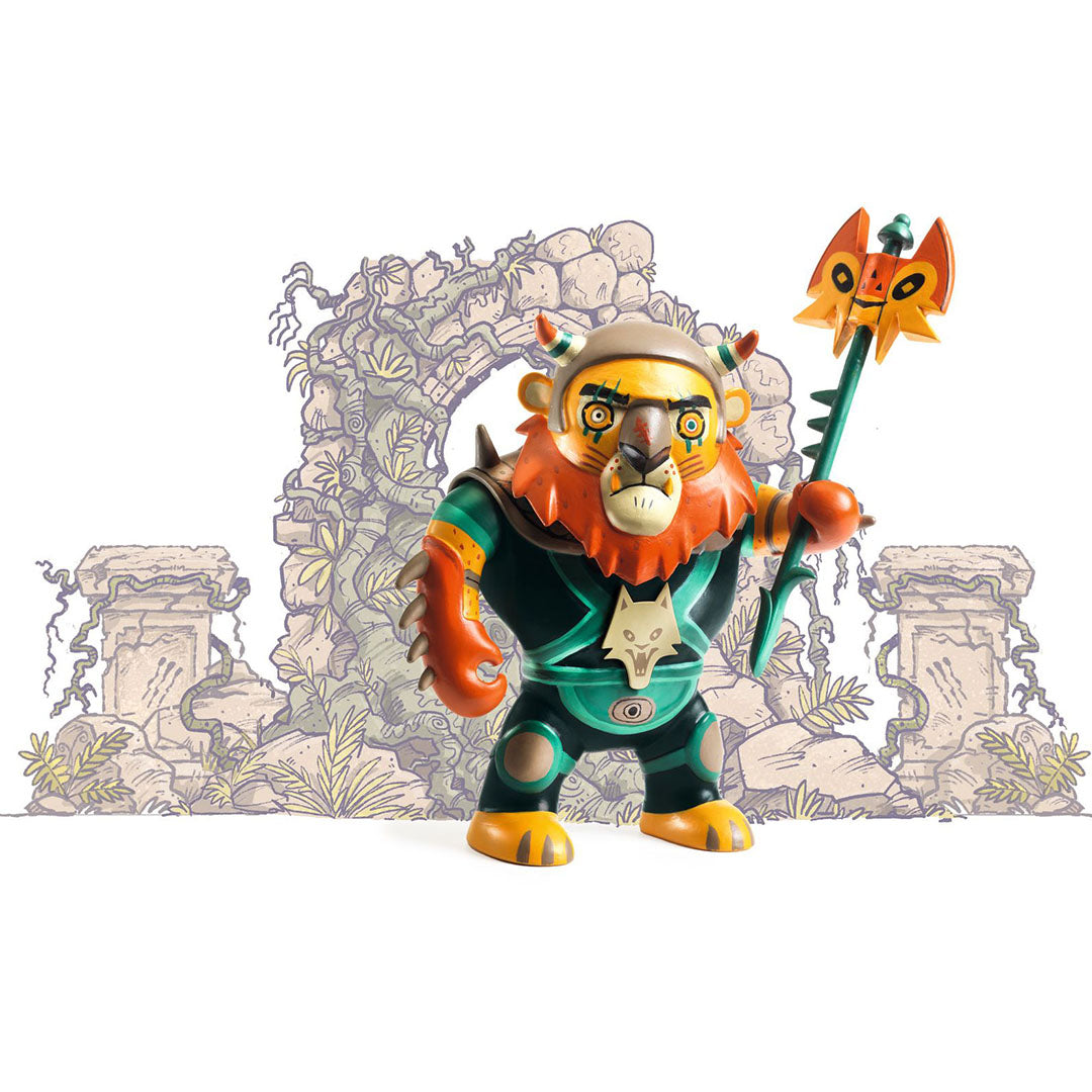 Djeco Arty Toys actiefiguur van een leeuwkrijger met speer voor een getekende ruïne-achtergrond.