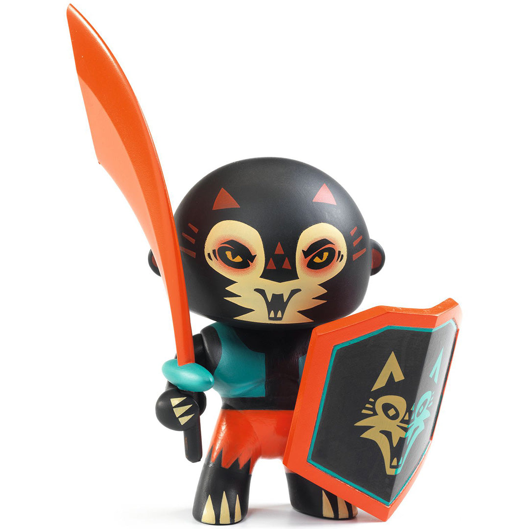 Detail van de zwarte Djeco Arty Toys krijgerfiguur met oranje zwaard en schild.