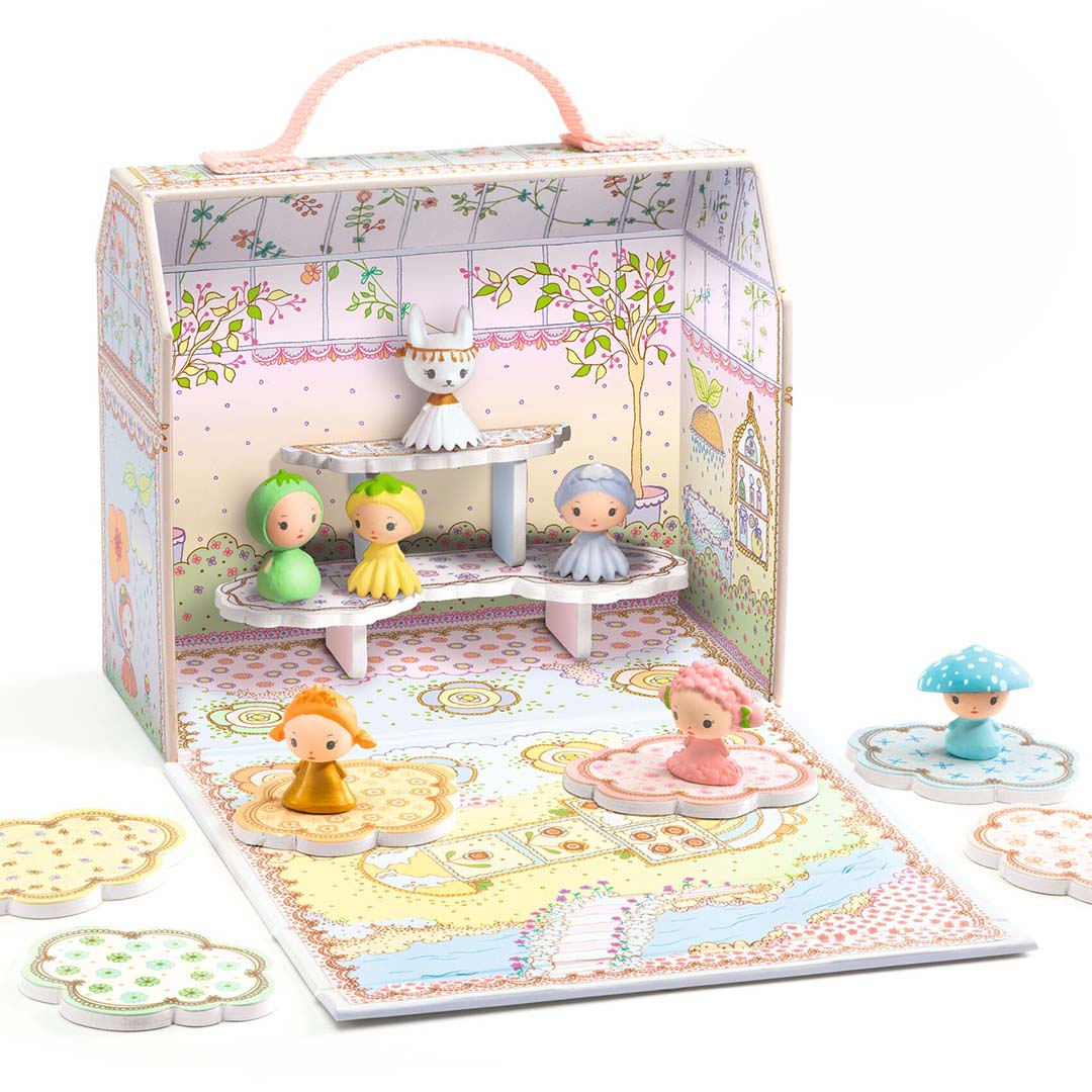 Djeco Tinyly poppenhuis speelset in de vorm van een opengevouwen kas met diverse figuren en accessoires.