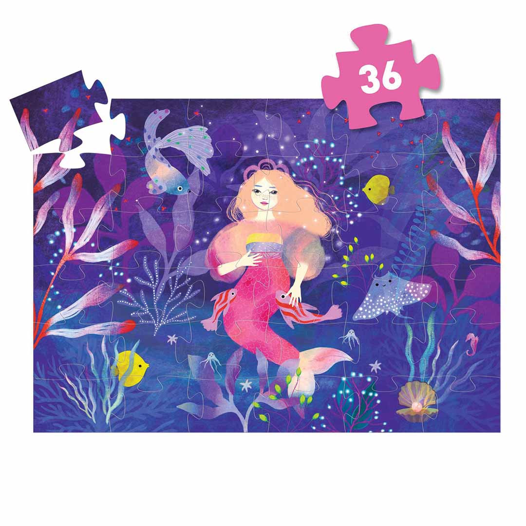 Een Djeco legpuzzel van 36 stukjes met een zeemeermin en zeedieren in een onderwaterwereld, met een roze puzzelstukje met het getal 36 erop.