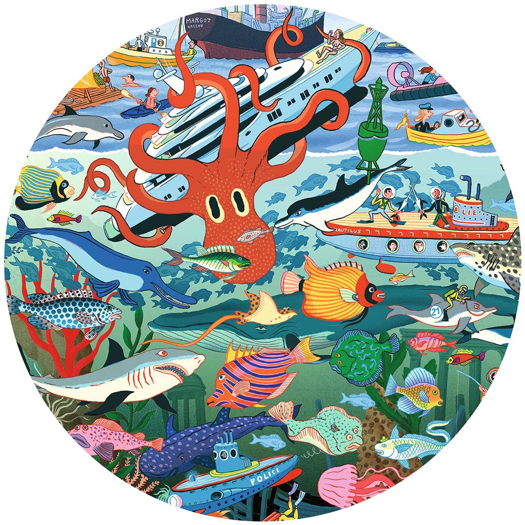 Ronde uitsnede van de Djeco observatiepuzzel geheimen van de zee, met een octopus, vissen, schepen en een onderzeeër.