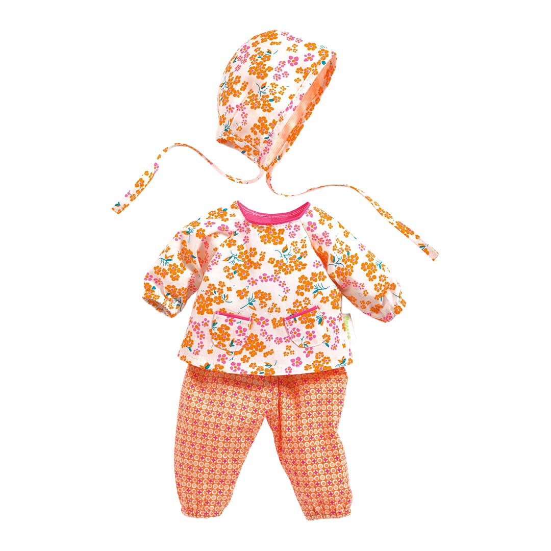 Djeco poppenkledingset Pomea met gebloemde blouse, geometrische broek en muts, plat neergelegd.