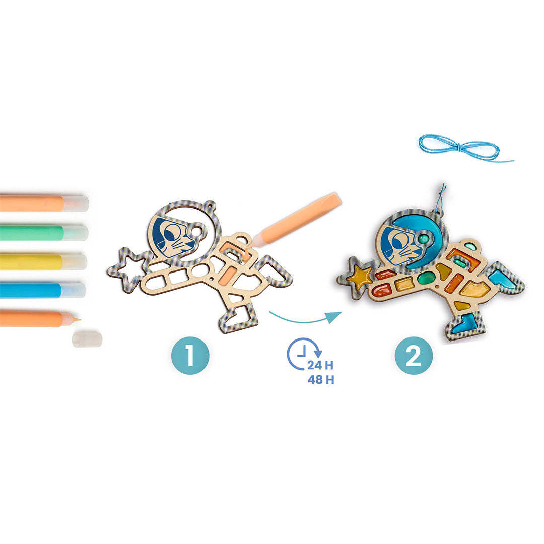Infographic met de stappen voor het inkleuren en drogen van de Djeco astronaut zonnevanger, met kleurpotloden en touw.