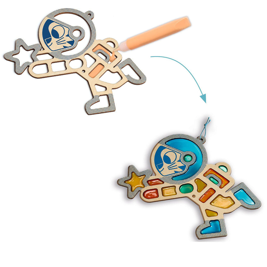 Een demonstratie van het inkleuren van de Djeco astronaut zonnevanger met een speciale pen, van onbewerkt naar deels gekleurd.