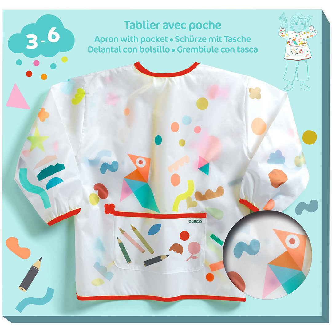 Djeco kliederschort met geometrisch patroon en zak, plat gefotografeerd.
