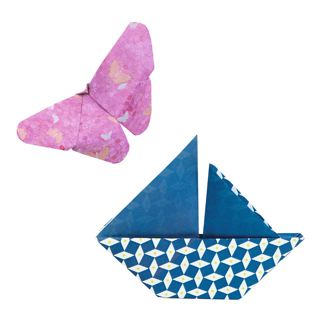 Een roze gevouwen origami vlinder met bloemmotief en een blauw-wit gevouwen origami boot met geometrisch patroon.