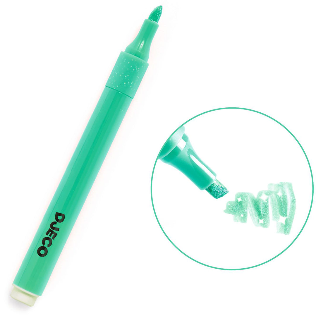 Een groene Djeco glitter highlighter met een detail van de punt die een glitterstreep maakt.