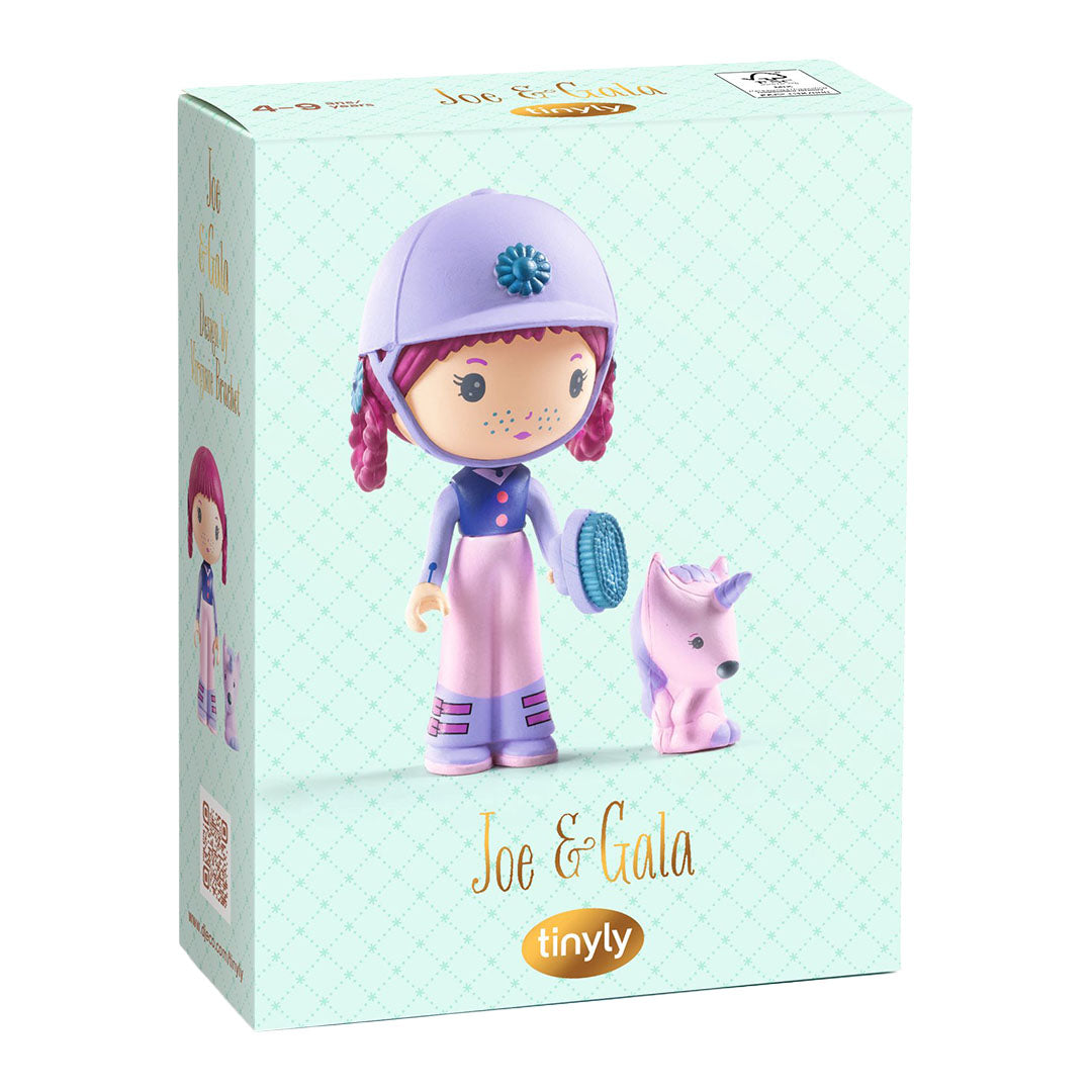 De verpakking van de Djeco Tinyly speelfiguur Joe & Gala set, met de pop en eenhoorn afgebeeld.