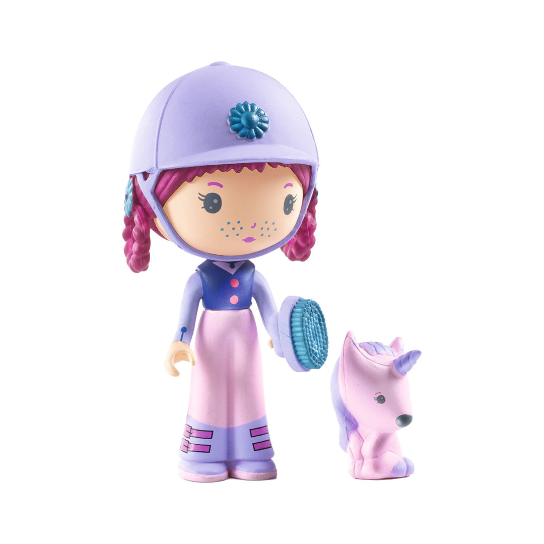 Djeco Tinyly speelfiguur Joe met paardrijhelm en borstel, naast een roze eenhoorn.
