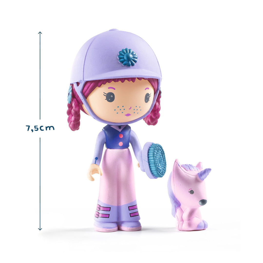 Djeco Tinyly speelfiguur Joe met paardrijhelm en borstel, naast een roze eenhoorn, met een hoogteaanduiding van 7,5 cm.