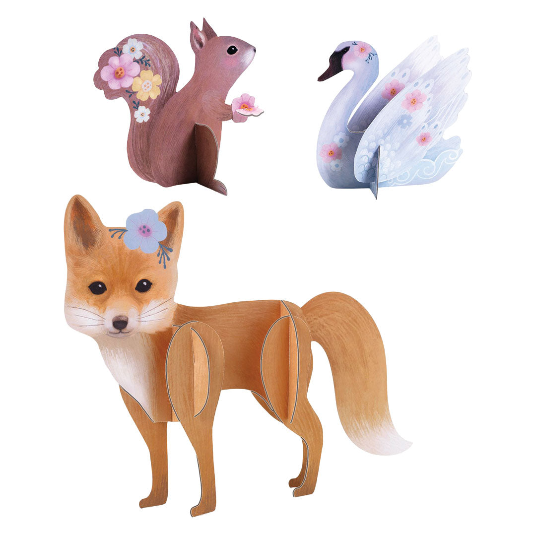 Drie gemaakte 3D-figuren van een vos, eekhoorn en zwaan met bloemdecoraties.