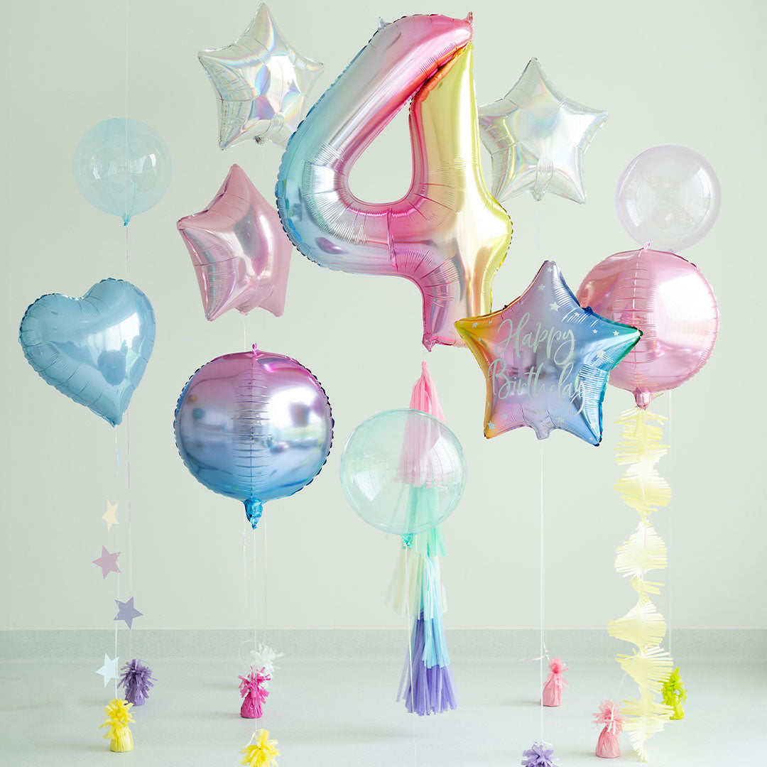 Een feestelijke opstelling met diverse pastelkleurige ballonnen, waaronder een grote cijferballon 4, en slingers.