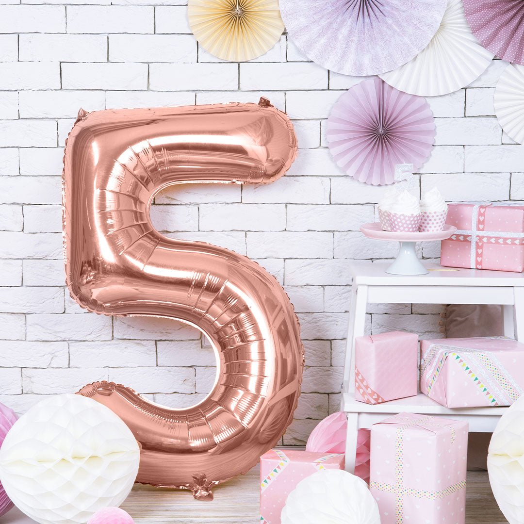 Partydeco roségouden cijferballon 5 als feestdecoratie bij cadeaus en cupcakes.