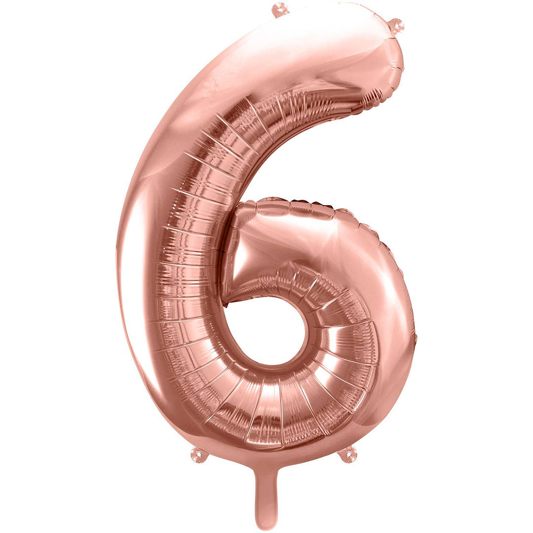 Partydeco roségouden cijferballon in de vorm van het getal 6, geïsoleerd op een witte achtergrond.
