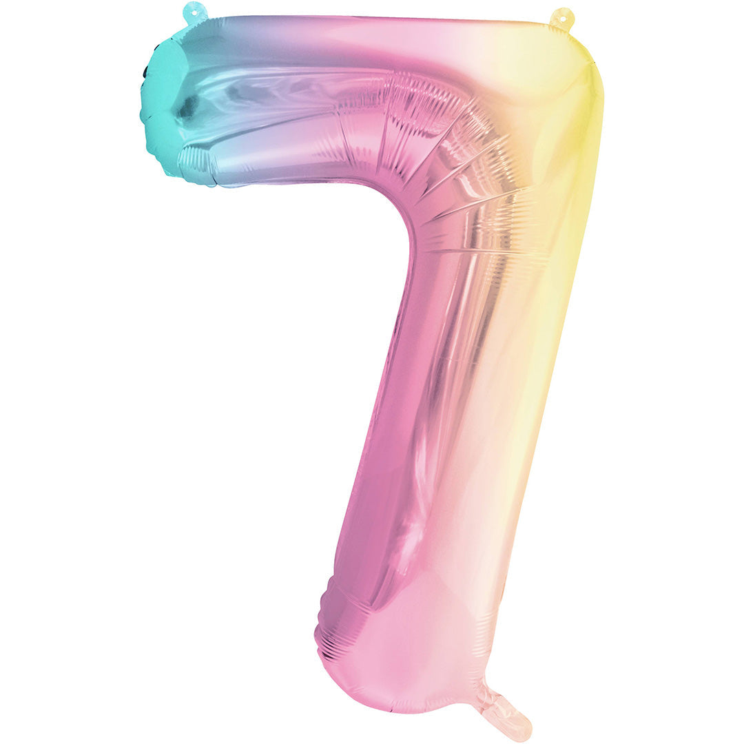 Partydeco cijferballon in de vorm van een 7 met een pastel regenboogpatroon.