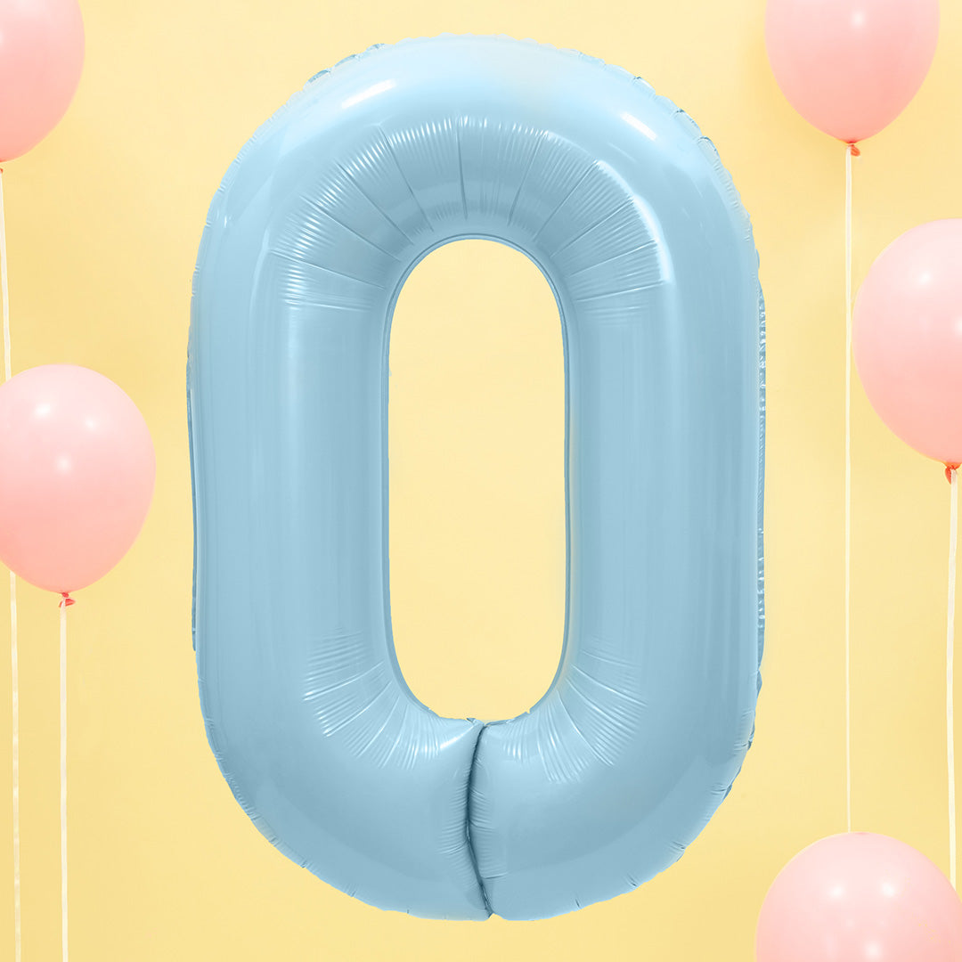Partydeco lichtblauwe cijferballon 0 zwevend voor een gele achtergrond met roze ballonnen.