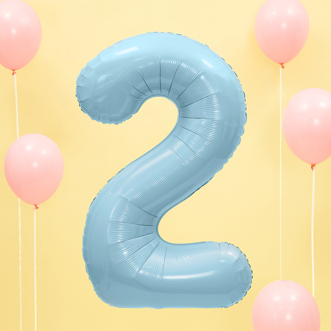 Partydeco lichtblauwe cijferballon 2 tussen roze ballonnen tegen een gele achtergrond.