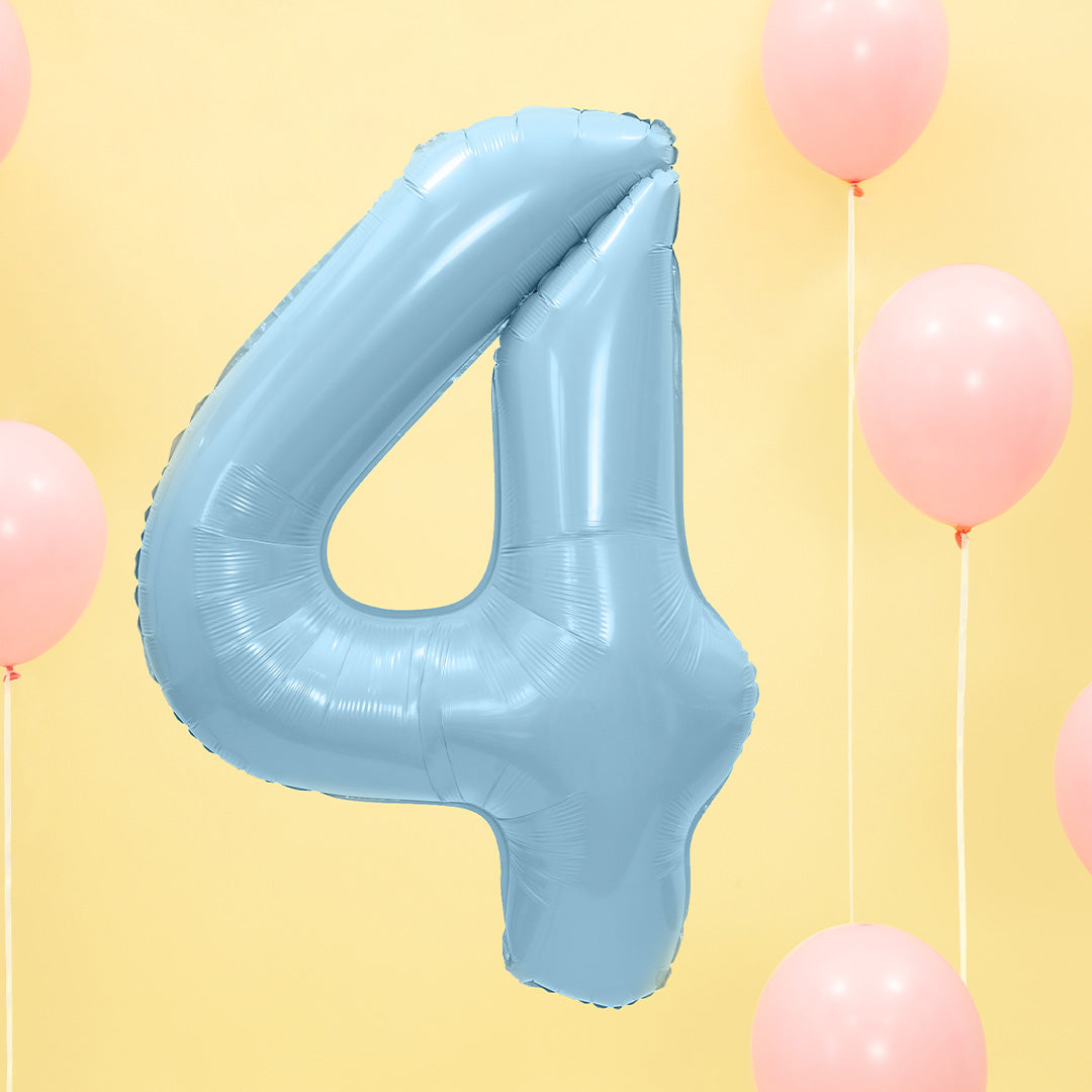 Lichtblauwe cijferballon 4 zweeft tussen roze ballonnen tegen een gele achtergrond.