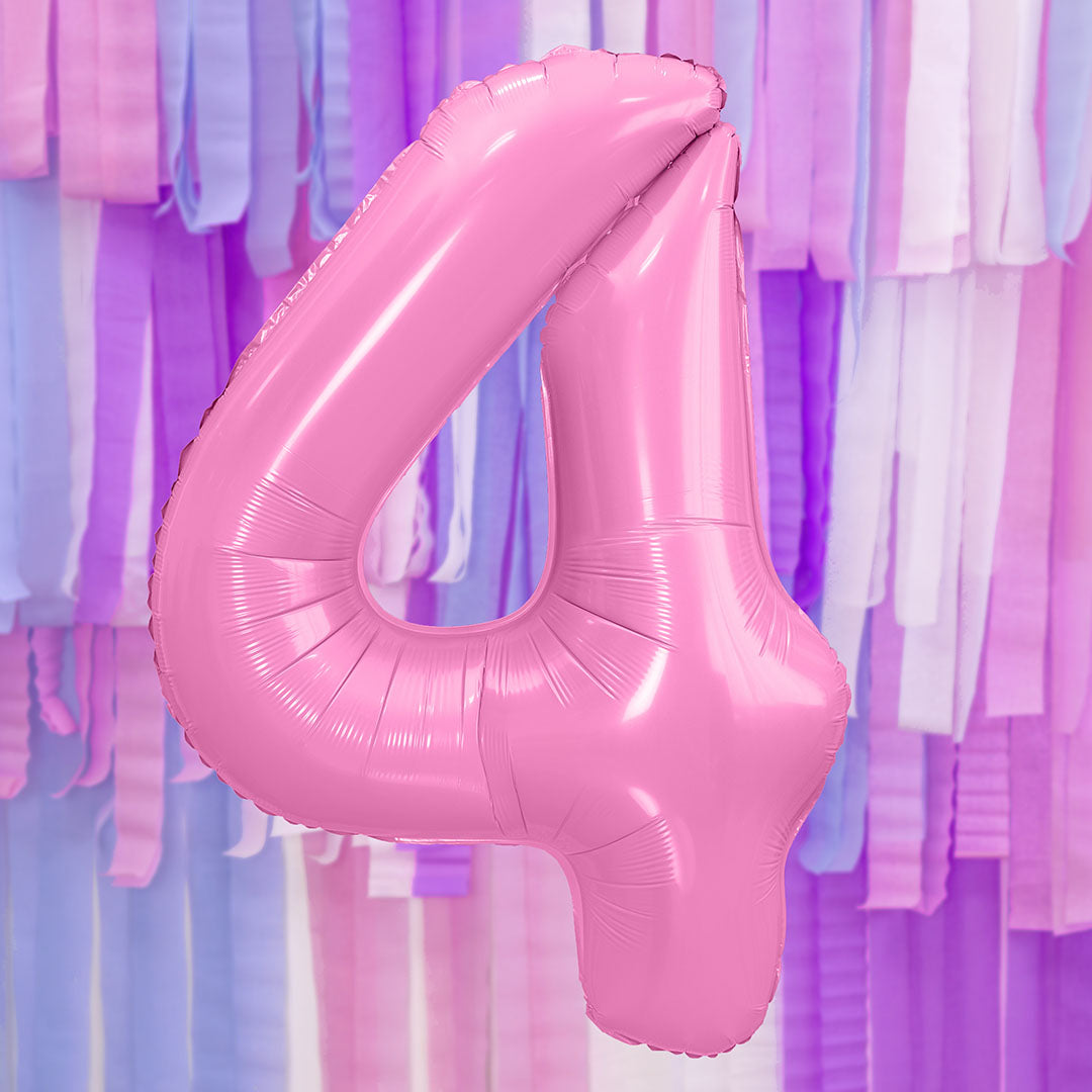 Partydeco roze cijferballon 4 tegen een achtergrond van paarse, roze en witte slingers.