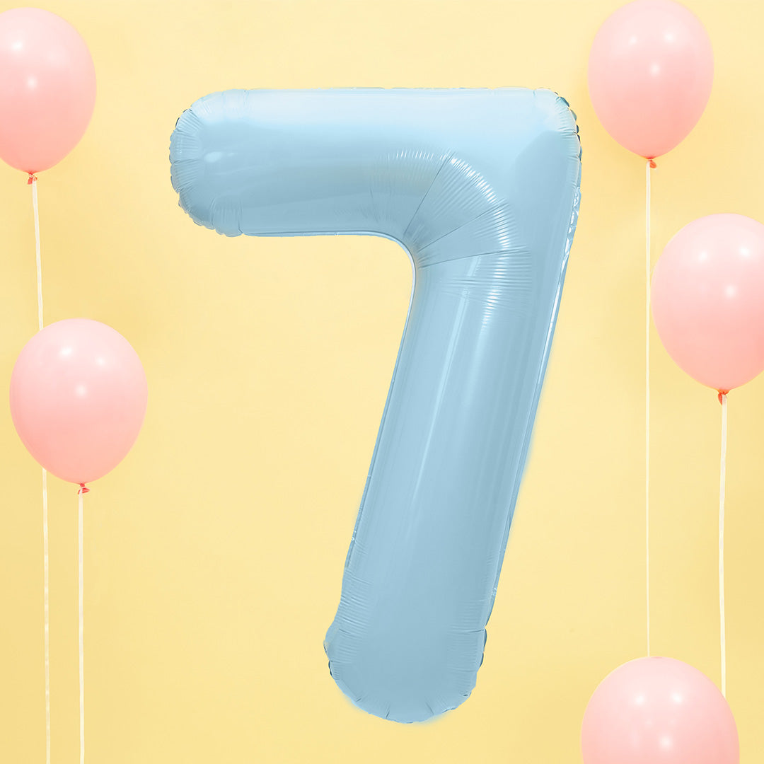 Partydeco lichtblauwe cijferballon 7 op een gele achtergrond met roze ballonnen.