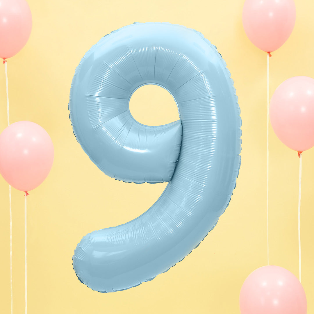 Partydeco lichtblauwe cijferballon 9 tussen roze ballonnen op een gele achtergrond.