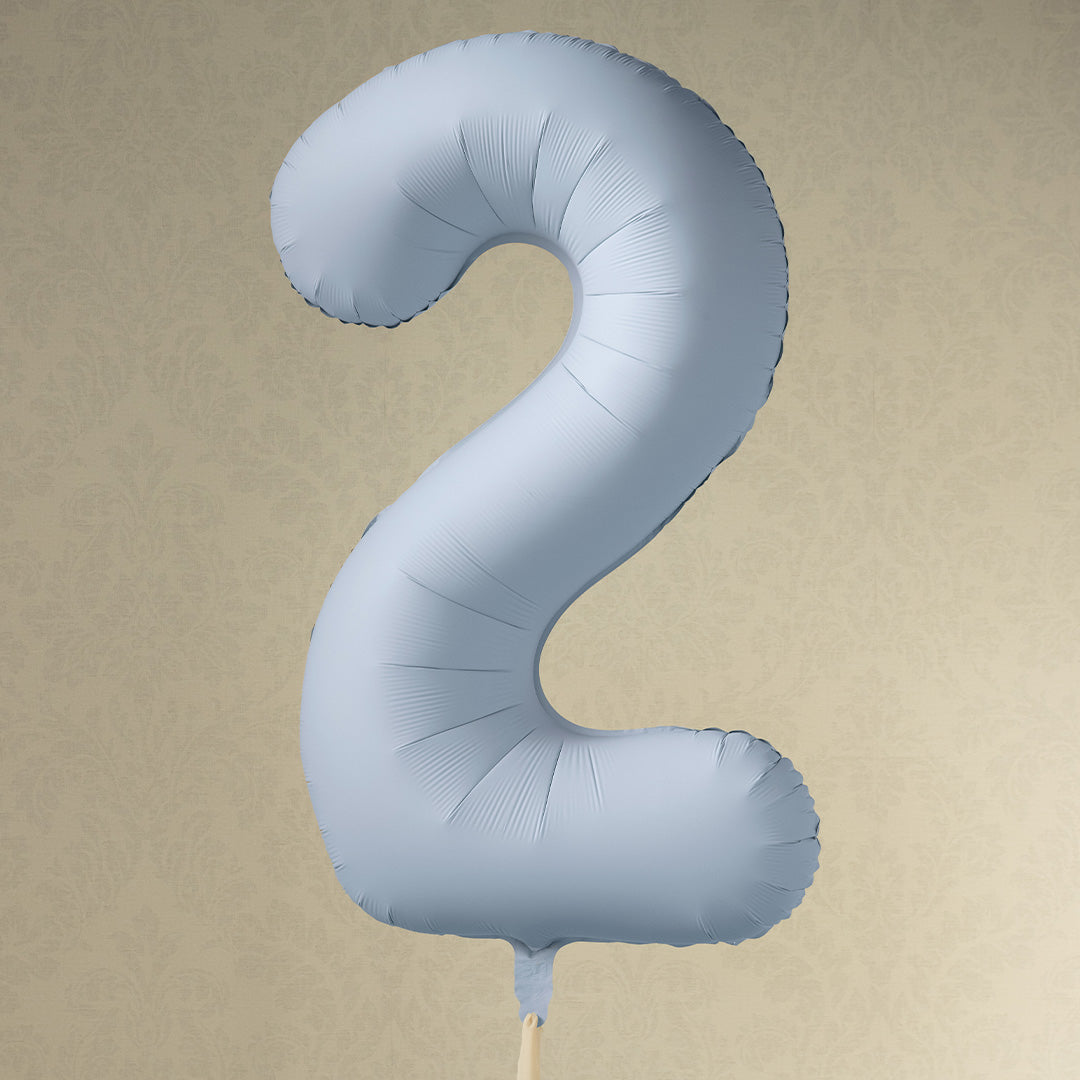 Partydeco cijferballon in de vorm van een lichtblauwe '2' tegen een beige achtergrond.