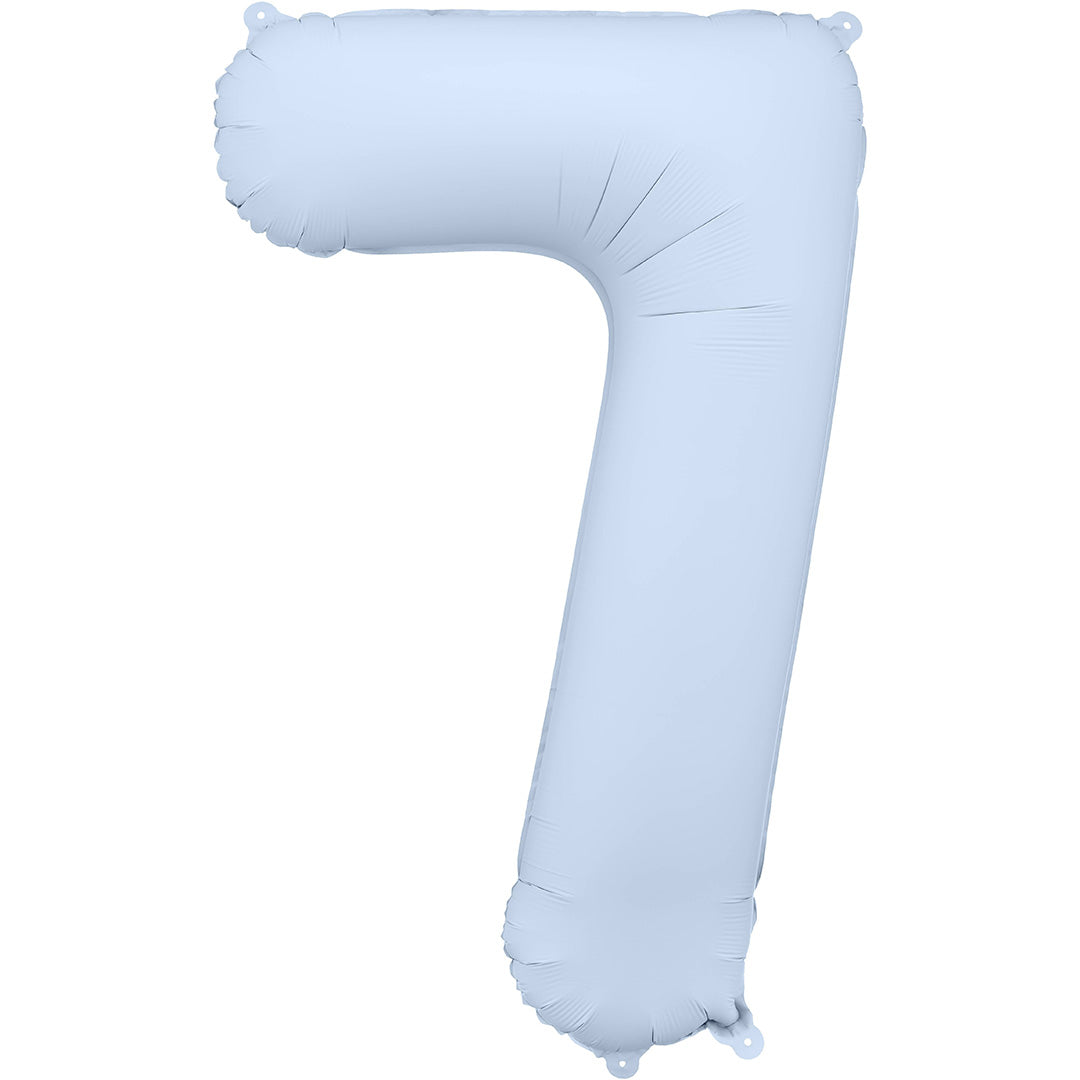 Partydeco cijferballon in de vorm van een lichtblauwe 7 op een witte achtergrond.