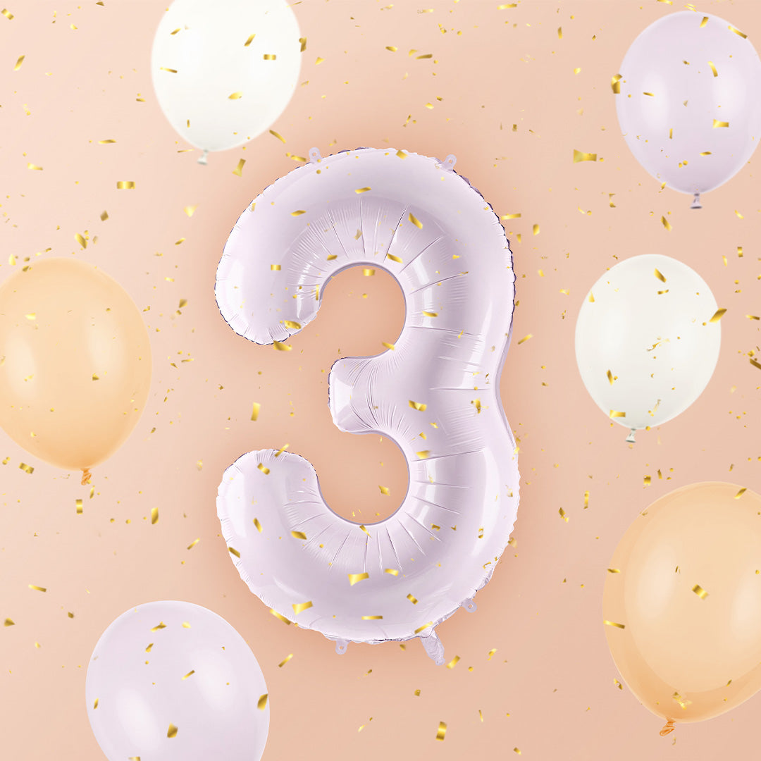 Paarse cijferballon 3 zwevend tussen confetti en andere ballonnen op een perzikkleurige achtergrond.