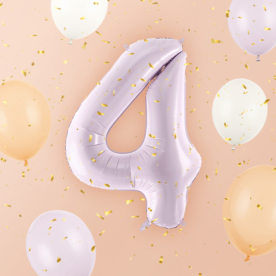 Paarse cijferballon '4' tussen andere ballonnen en confetti op een roze achtergrond.
