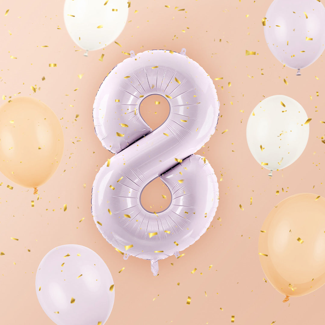 Partydeco paarse cijferballon 8 zwevend tussen pastelkleurige ballonnen en gouden confetti op een roze achtergrond.