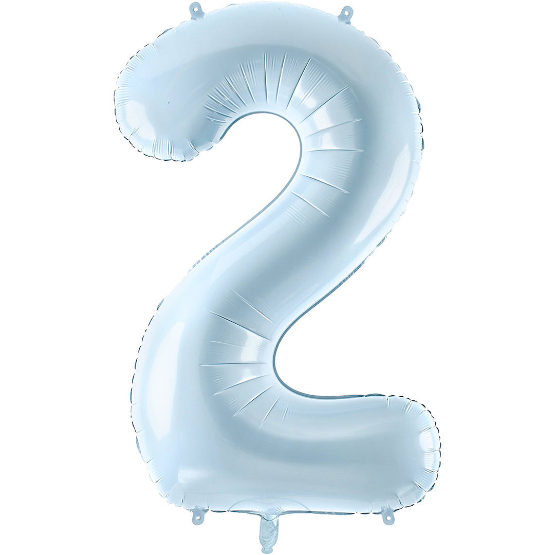 Partydeco lichtblauwe cijferballon in de vorm van het cijfer 2 op een witte achtergrond.
