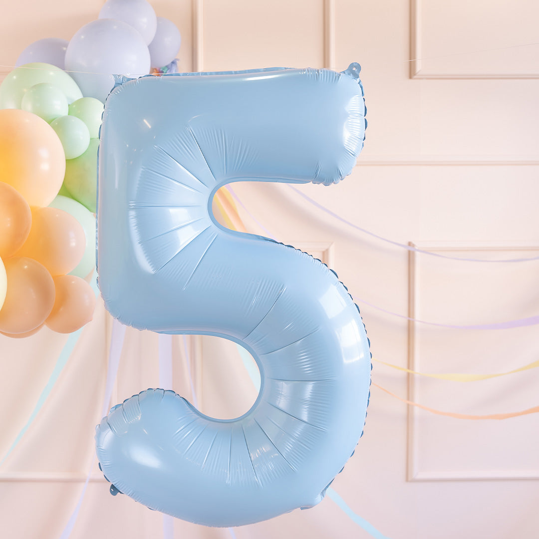 Partydeco lichtblauwe cijferballon 5 zwevend tussen andere ballonnen en slingers op een verjaardagsfeest.