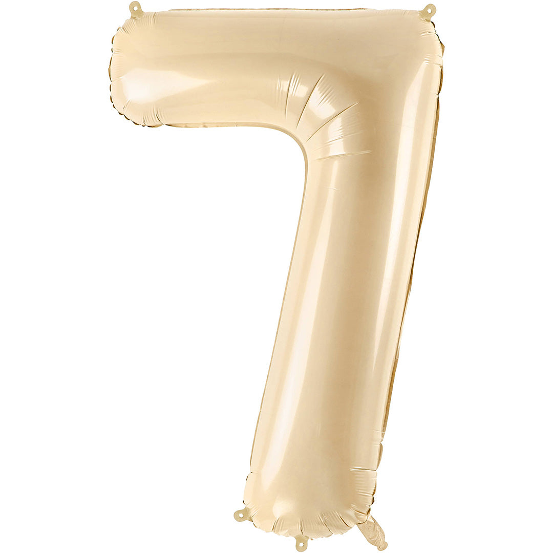 Partydeco cijferballon in de vorm van een beige cijfer 7, geïsoleerd op een witte achtergrond.
