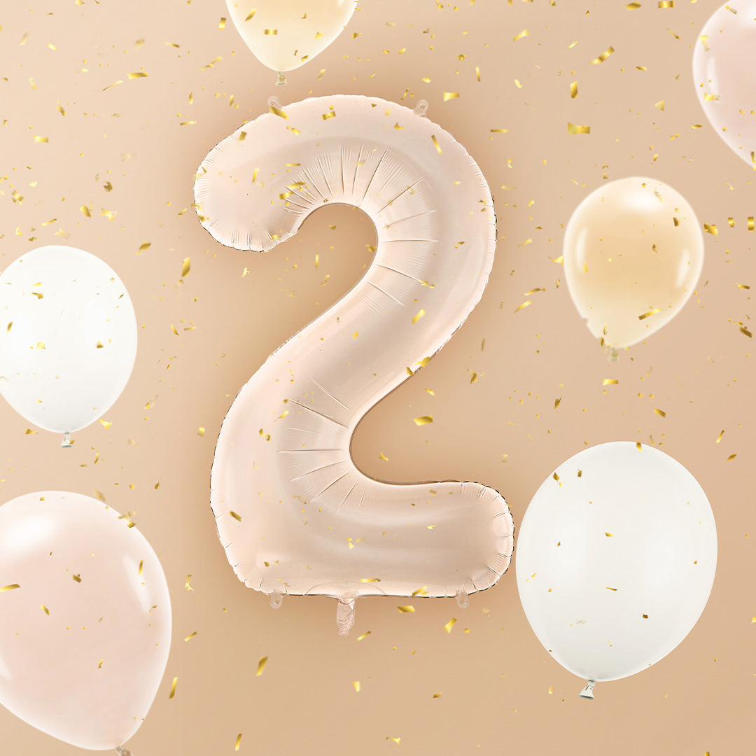 Donker beige cijferballon 2 zwevend tussen andere ballonnen en confetti.