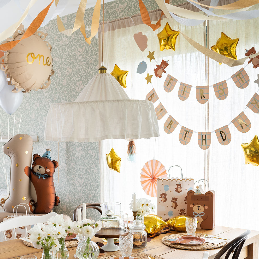 Partydeco cijferballon 1 met beer in een feestelijk versierde kamer voor een eerste verjaardag.