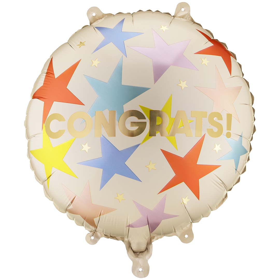 Partydeco ronde beige folieballon met kleurrijke sterren en de gouden tekst 'CONGRATS!'.