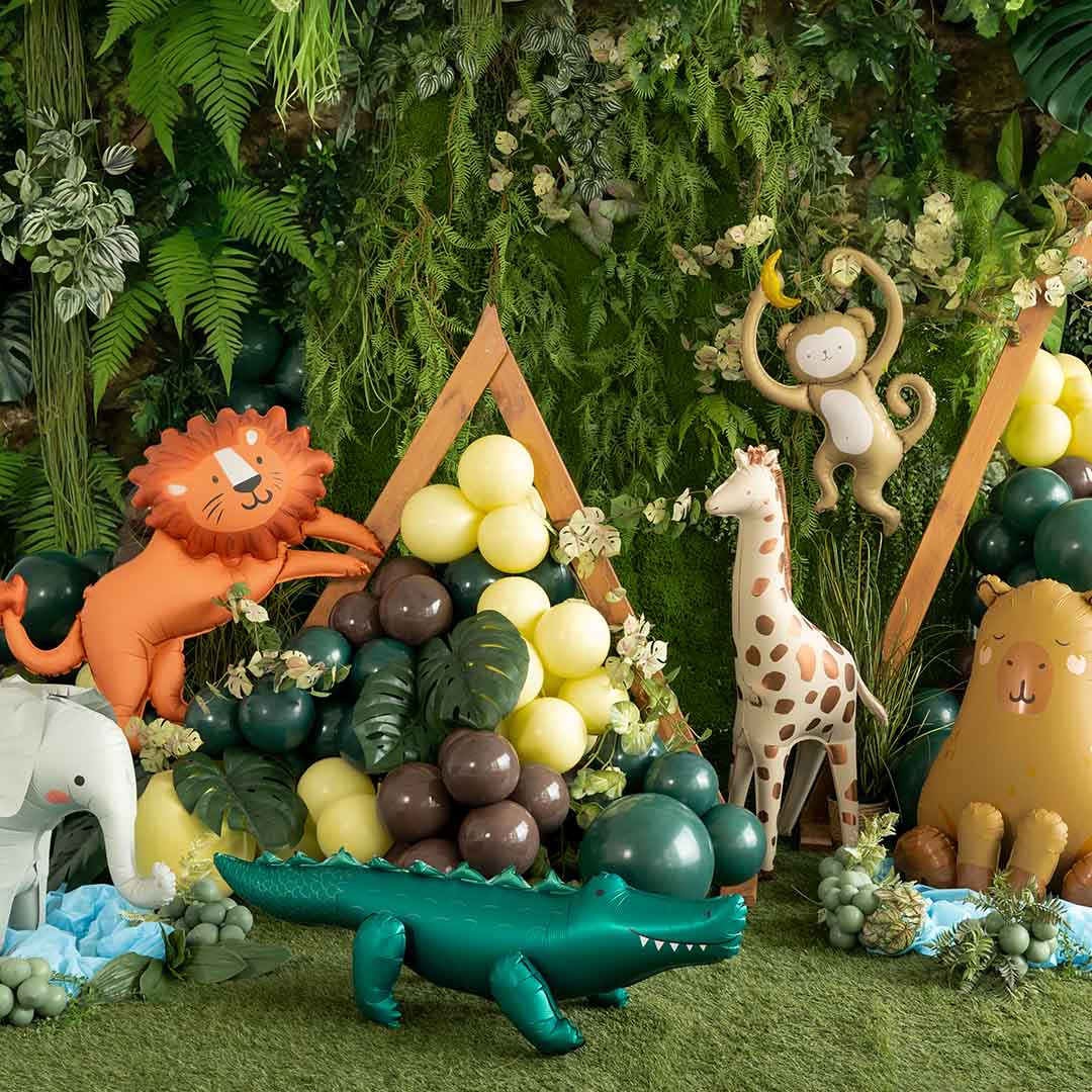 Partydeco folieballon van een giraf tussen andere dierenballonnen in een jungle-thema feestdecoratie.