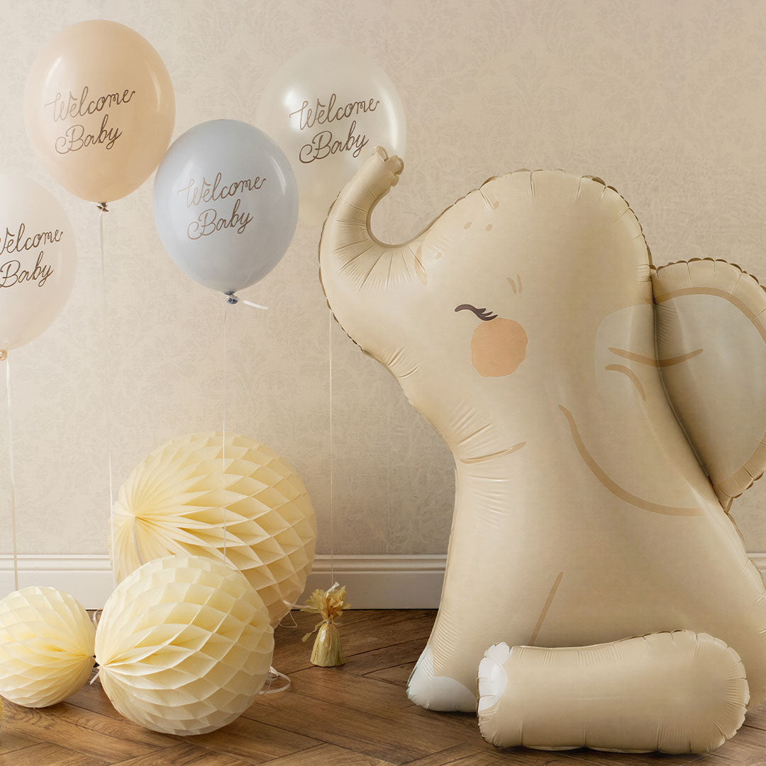 Partydeco beige olifant folieballon als onderdeel van een babyshower decoratie met 'Welcome Baby' ballonnen.
