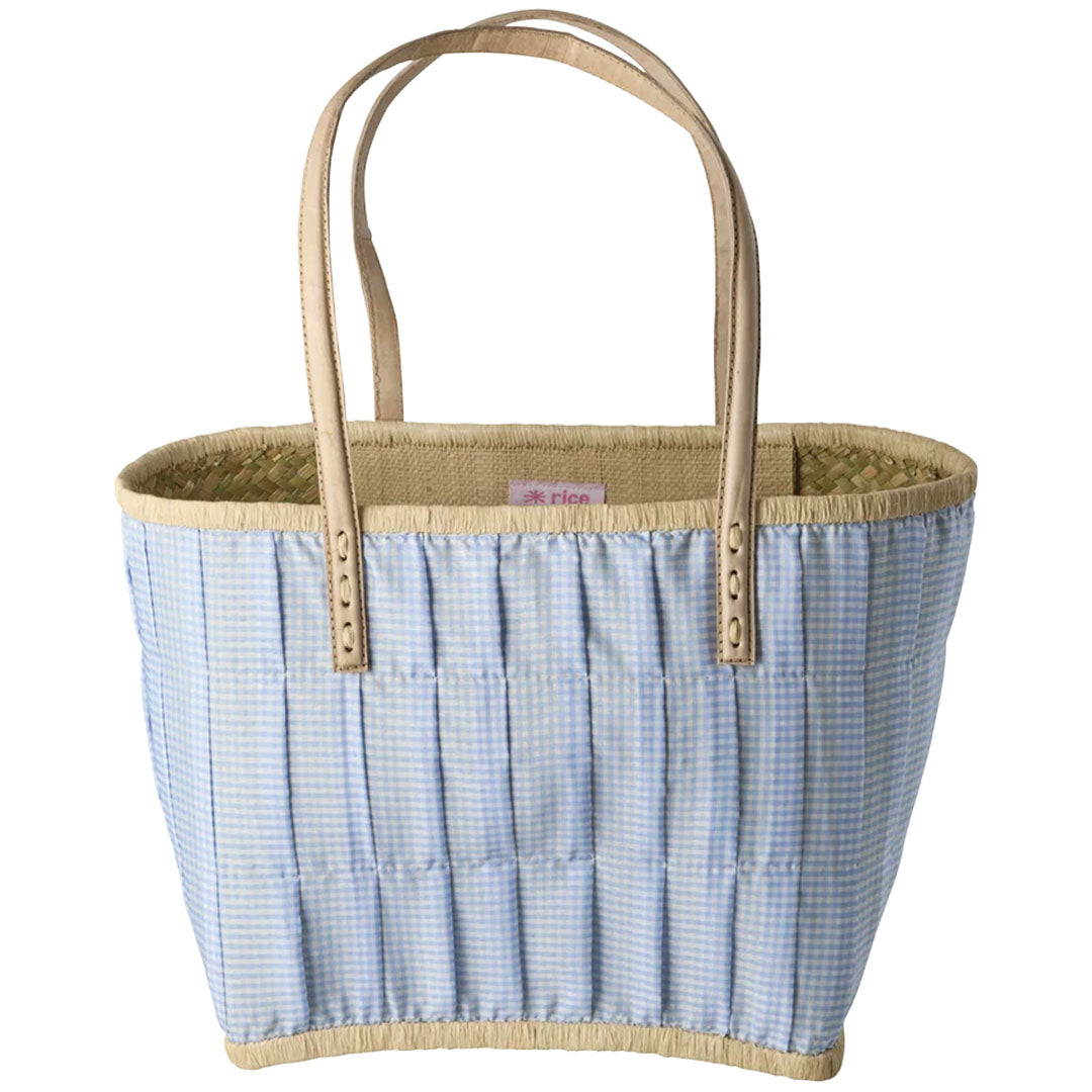 Rice kindertas van raffia met blauw geruit patroon en lichtbruine hengsels.