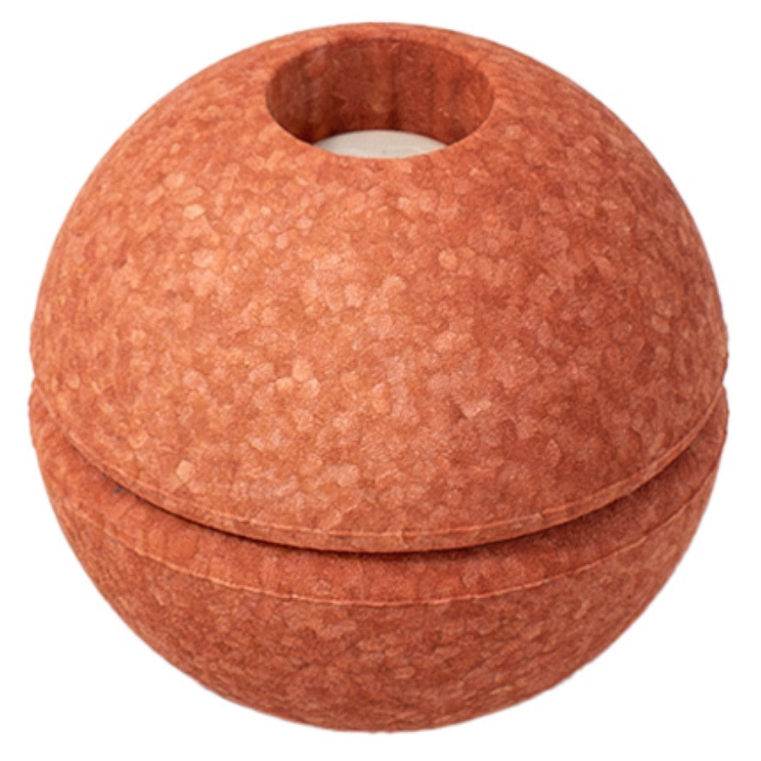 modu foam bal in burnt orange, bestaande uit twee halve bollen met een gat.